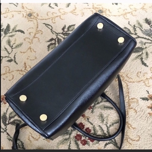 🛍️ Vintage Authentic MK shoulder bag excellent condition comes with dust bag. - Picture 4 of 12